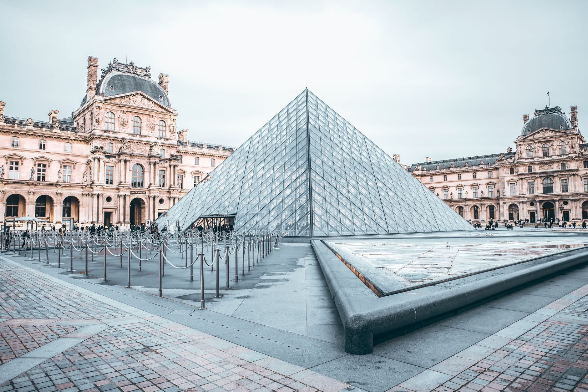 Cheap Accommodation Near the Louvre and Châtelet: The Northern Paris Suburbs Solution